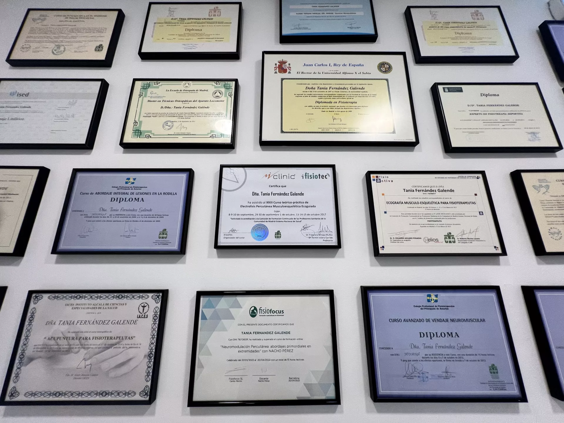 Diplomas colgados en una pared