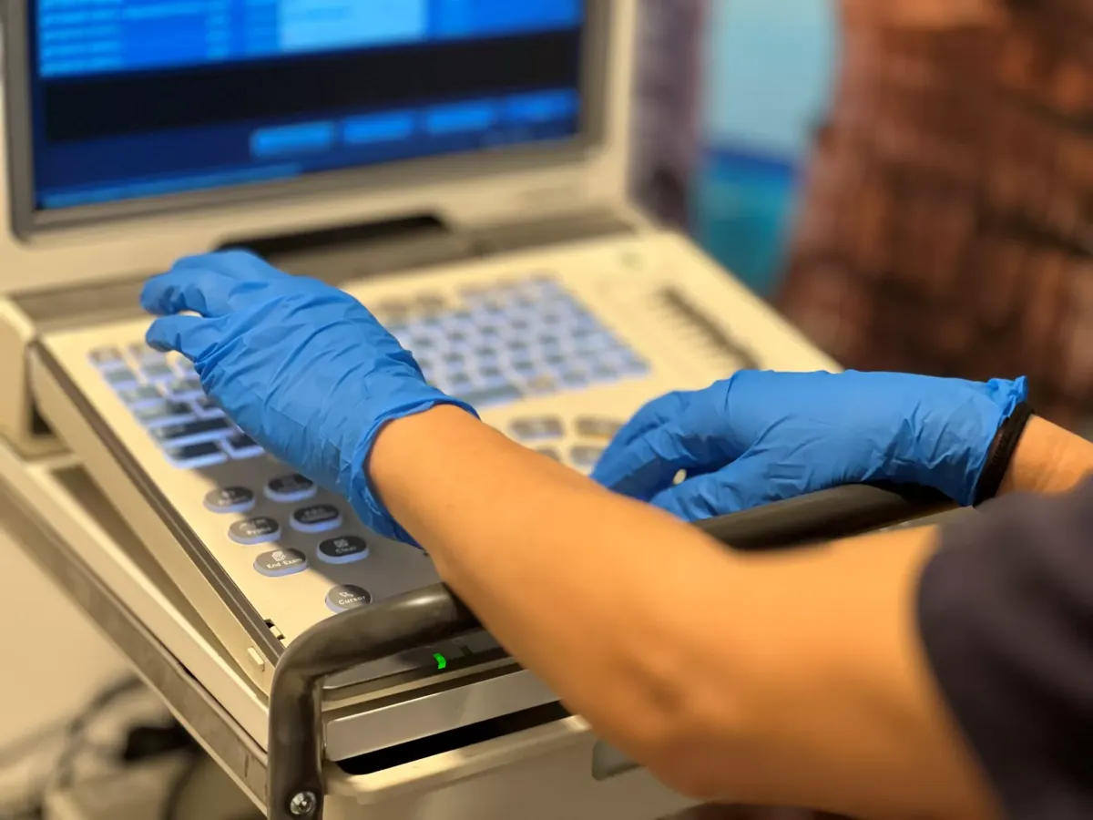 Manos utilizando el teclado de un dispositivo